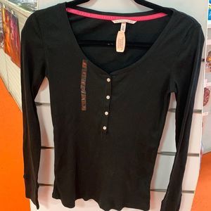 Wonen’s Long Sleeved Scoop Neck Shirt
